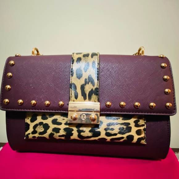 Alexis Bender - Picture 1 of 5